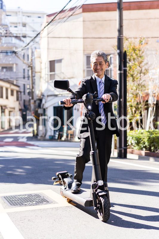電動キックボード・電動キックスケーターに乗る人
