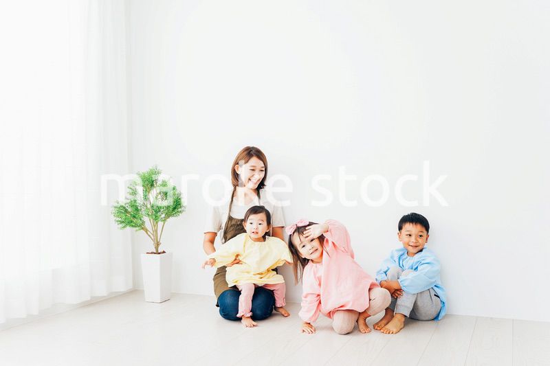 幼稚園で遊ぶ子どもたちと保育士