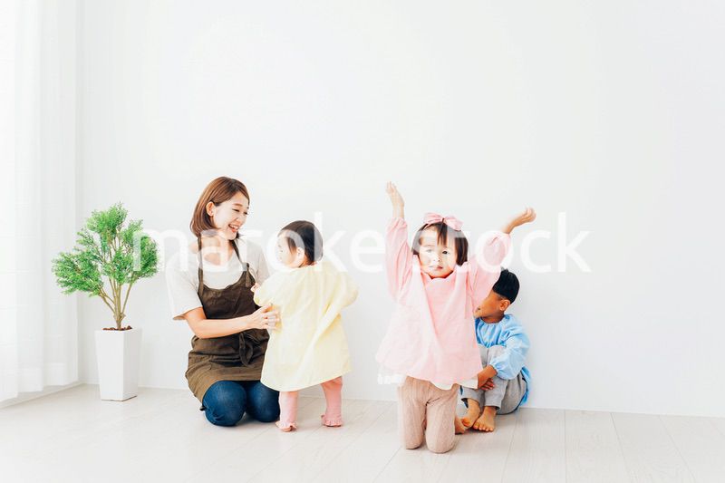 幼稚園で遊ぶ子どもたちと保育士