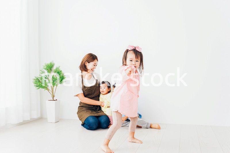 幼稚園で遊ぶ子どもたちと保育士