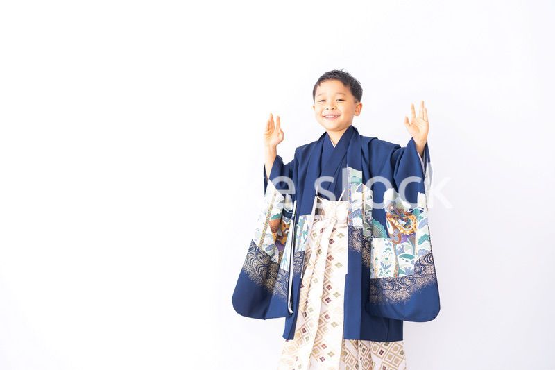 七五三の衣装を着た男の子