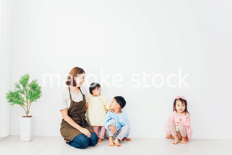 幼稚園で遊ぶ子どもたちと保育士