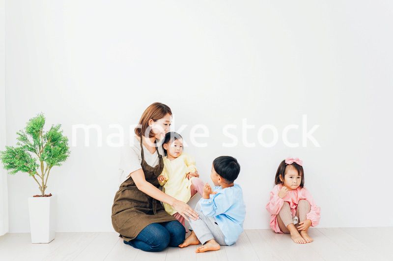 幼稚園で遊ぶ子どもたちと保育士