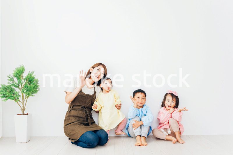 幼稚園で遊ぶ子どもたちと保育士