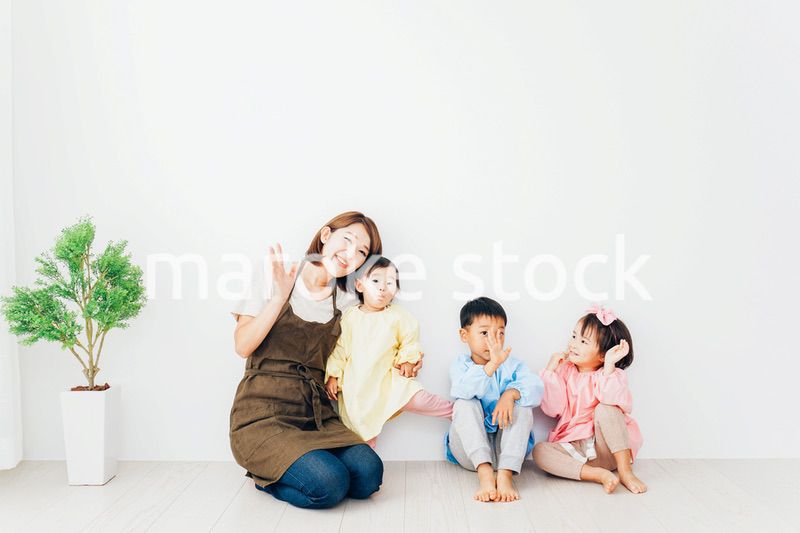 幼稚園で遊ぶ子どもたちと保育士