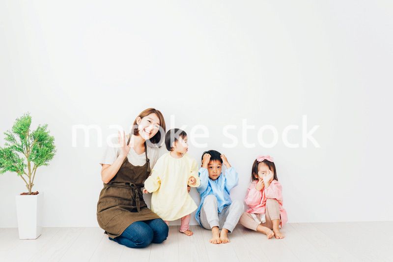 幼稚園で遊ぶ子どもたちと保育士