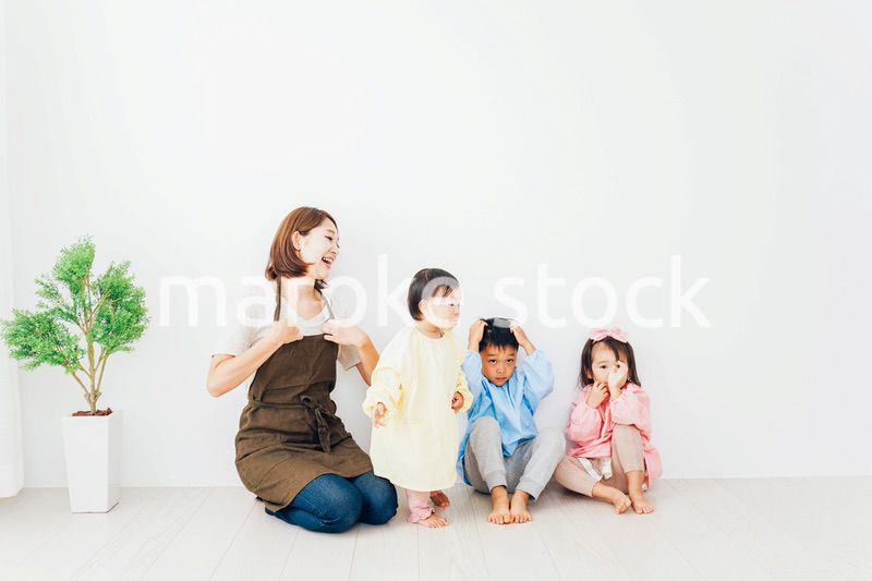 幼稚園で遊ぶ子どもたちと保育士