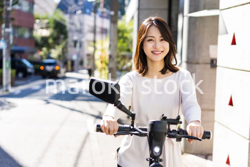 電動キックボード・電動キックスケーターに乗る人