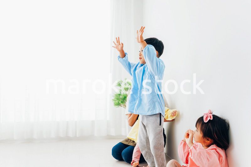 幼稚園で遊ぶ子どもたちと保育士