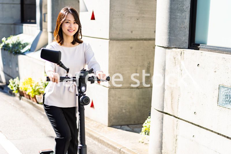 電動キックボード・電動キックスケーターに乗る人