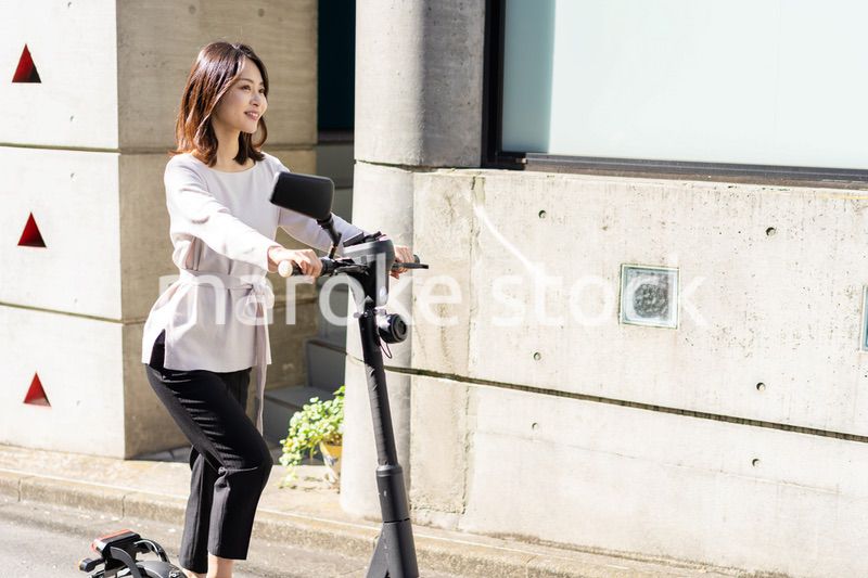 電動キックボード・電動キックスケーターに乗る人