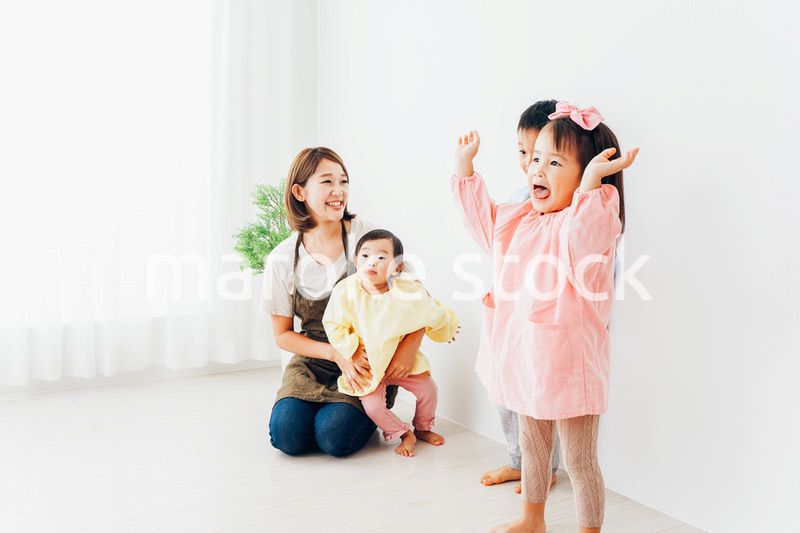 幼稚園で遊ぶ子どもたちと保育士