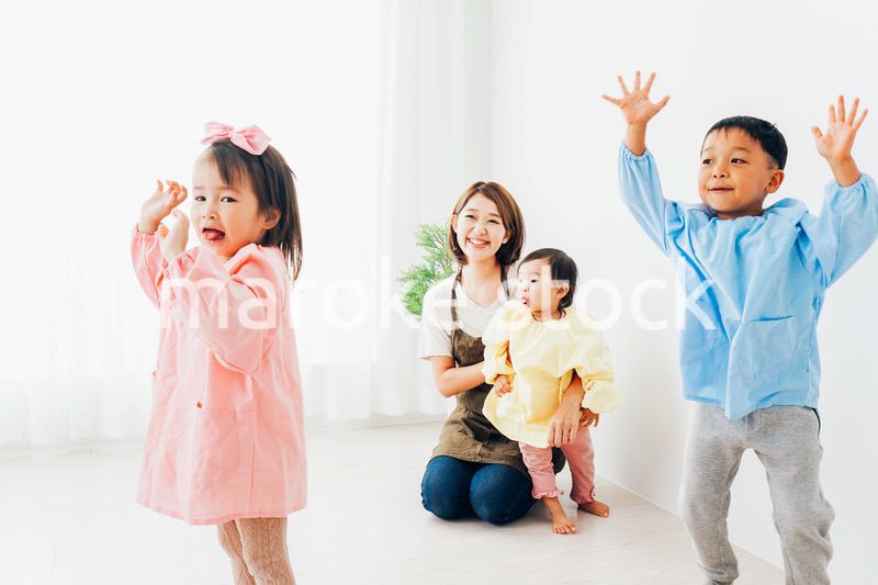 幼稚園で遊ぶ子どもたちと保育士