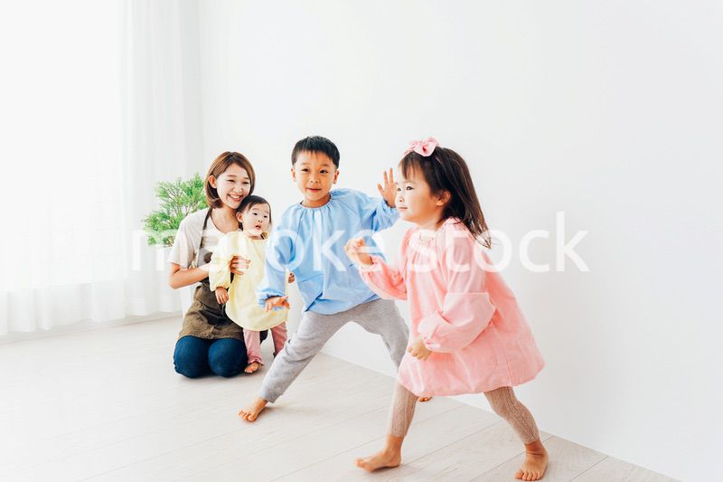 幼稚園で遊ぶ子どもたちと保育士