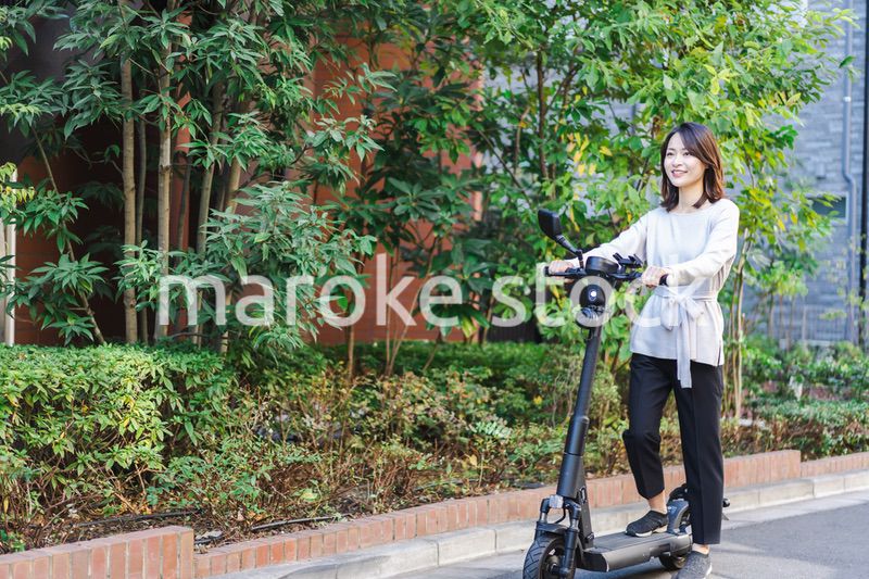 電動キックボード・電動キックスケーターに乗る人