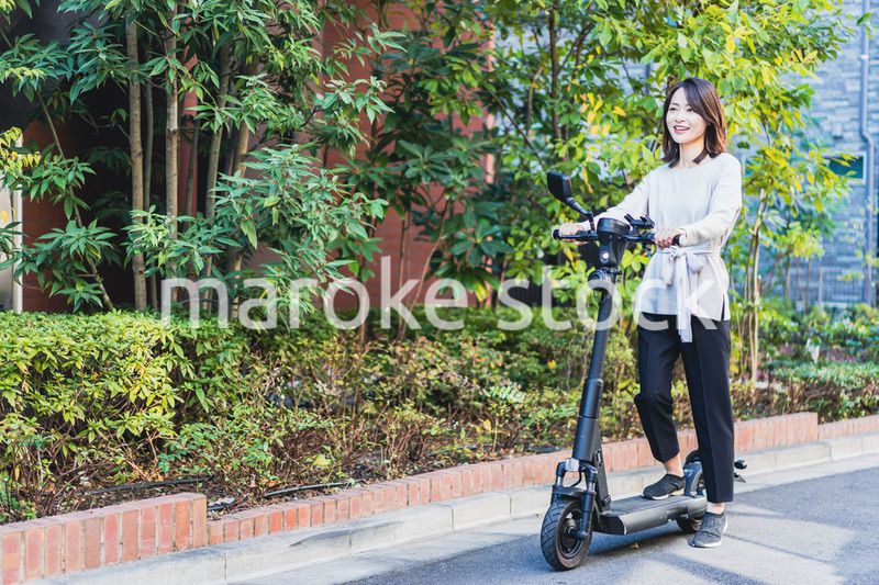 電動キックボード・電動キックスケーターに乗る人