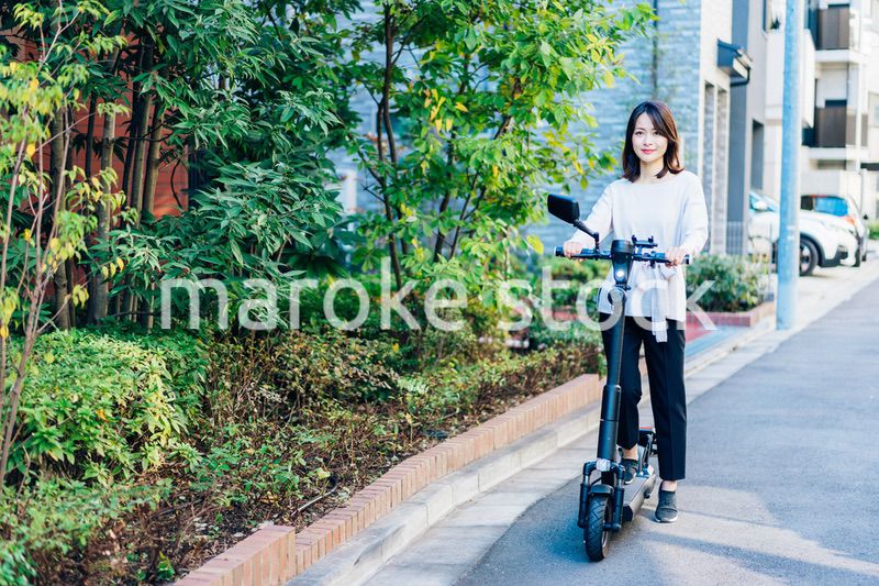電動キックボード・電動キックスケーターに乗る人