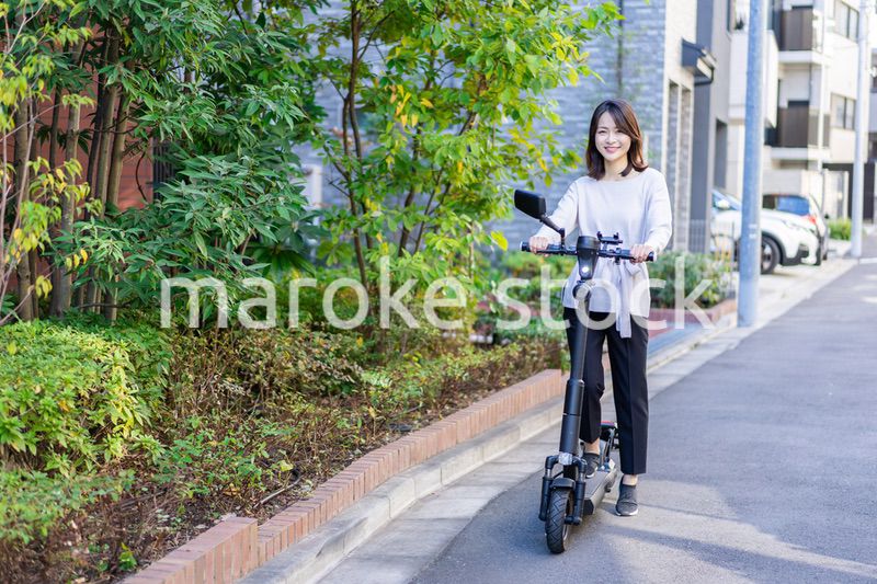 電動キックボード・電動キックスケーターに乗る人