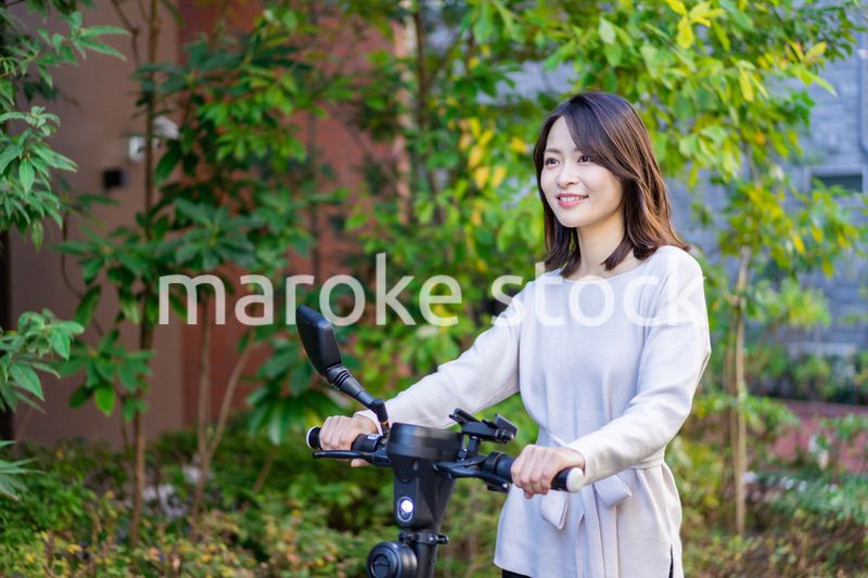 電動キックボード・電動キックスケーターに乗る人