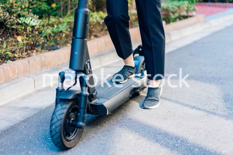 電動キックボード・電動キックスケーターに乗る人