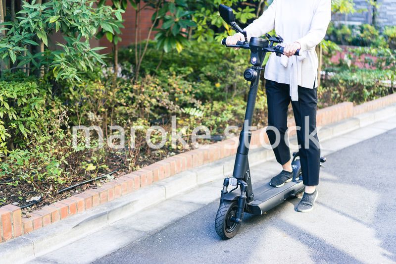 電動キックボード・電動キックスケーターに乗る人