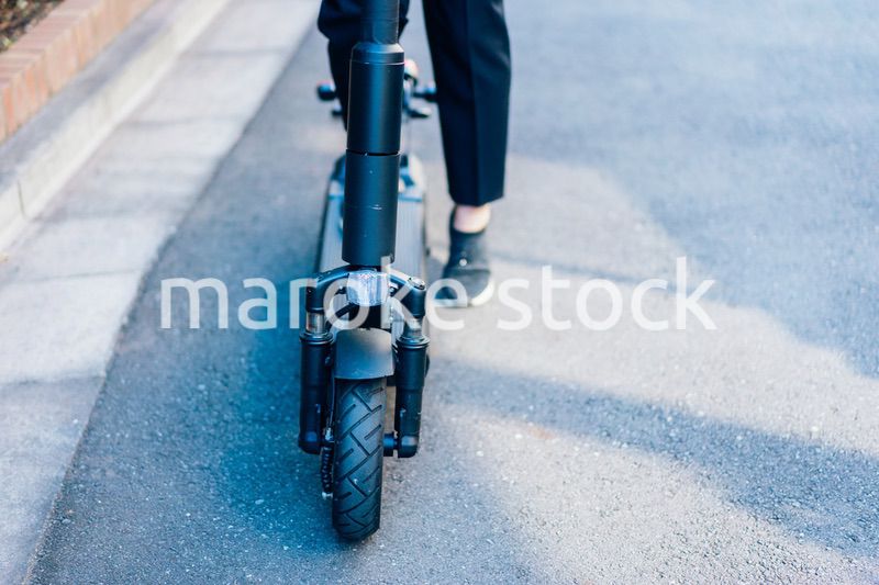 電動キックボード・電動キックスケーターに乗る人