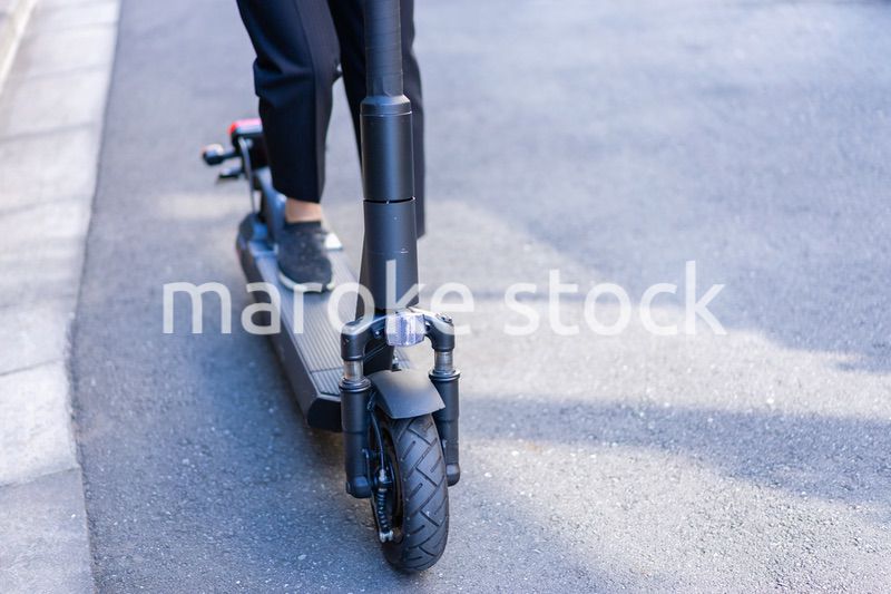電動キックボード・電動キックスケーターに乗る人