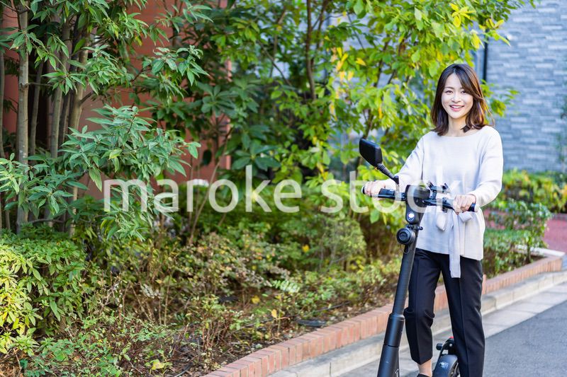 電動キックボード・電動キックスケーターに乗る人