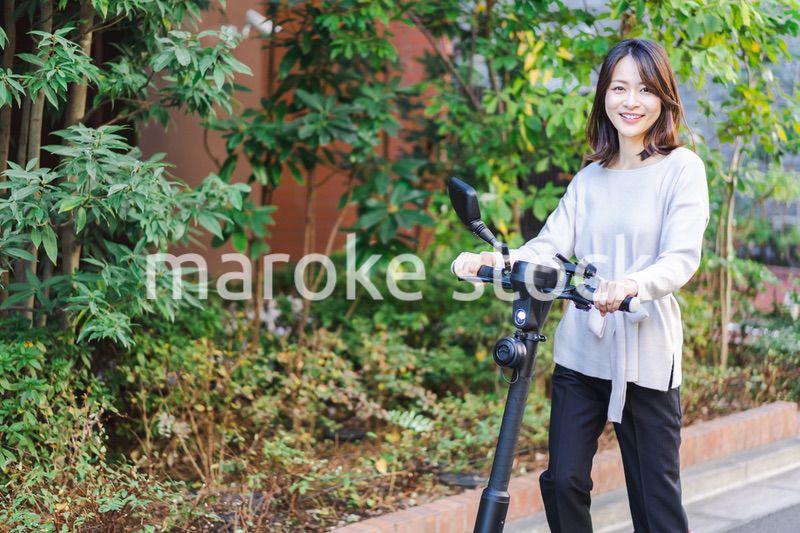 電動キックボード・電動キックスケーターに乗る人