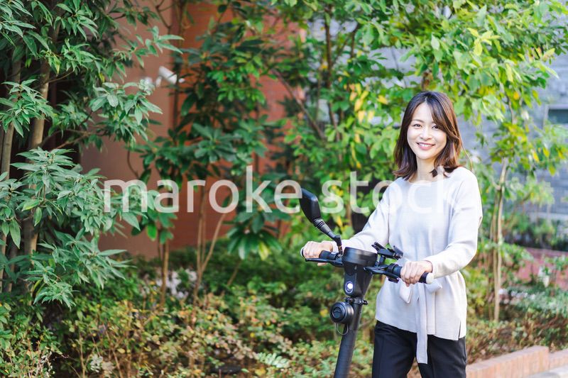 電動キックボード・電動キックスケーターに乗る人