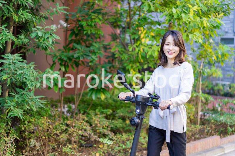 電動キックボード・電動キックスケーターに乗る人