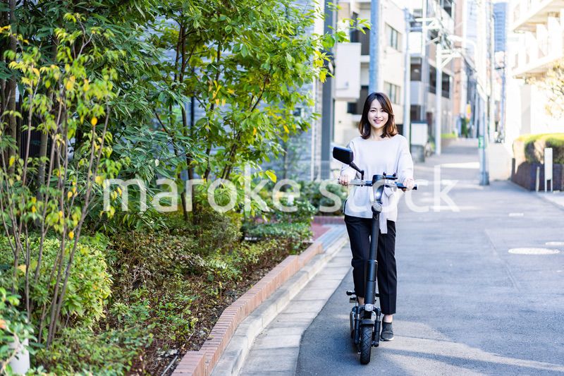 電動キックボード・電動キックスケーターに乗る人