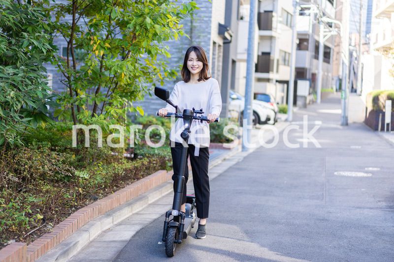 電動キックボード・電動キックスケーターに乗る人