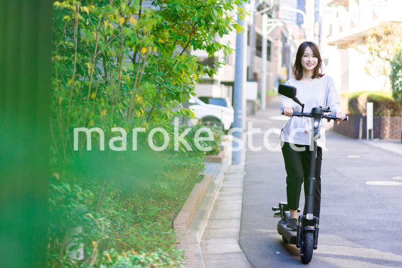 電動キックボード・電動キックスケーターに乗る人