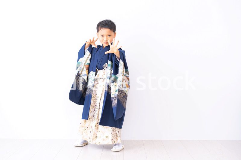 七五三の衣装を着た男の子