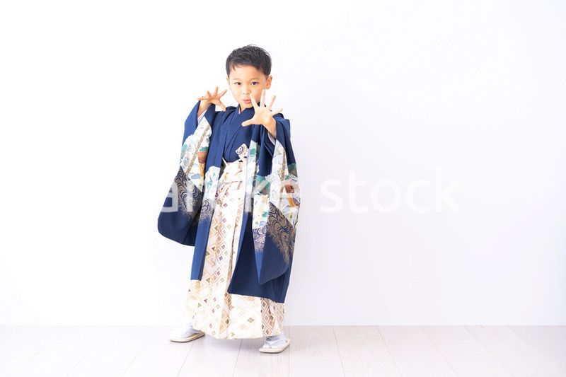 七五三の衣装を着た男の子