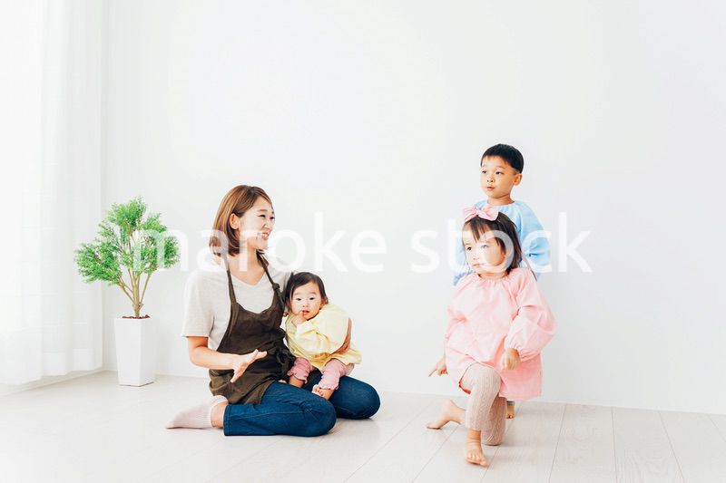 幼稚園で遊ぶ子どもたちと保育士