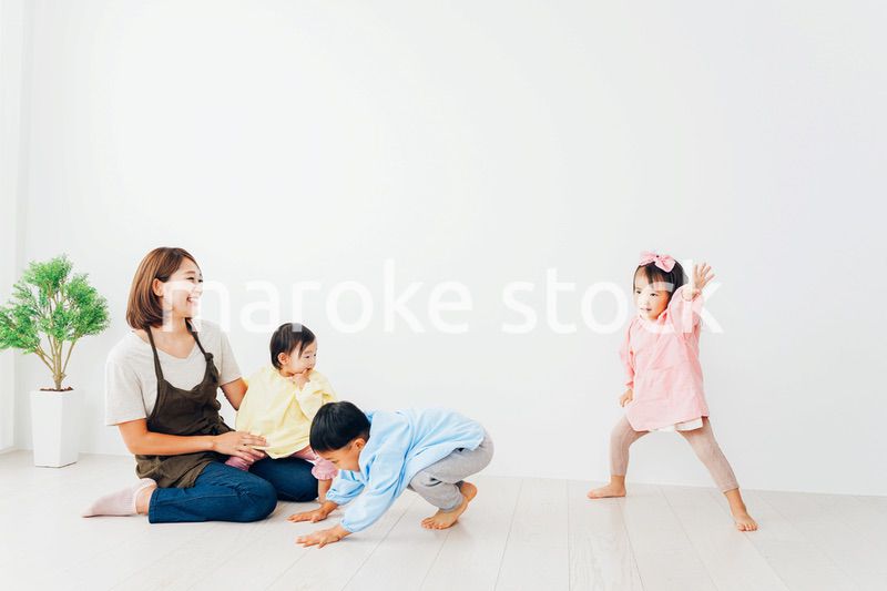 幼稚園で遊ぶ子どもたちと保育士