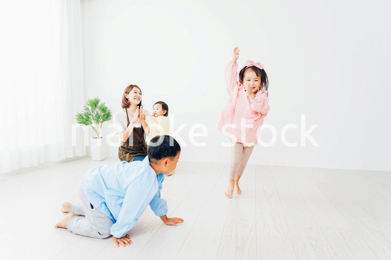 幼稚園で遊ぶ子どもたちと保育士