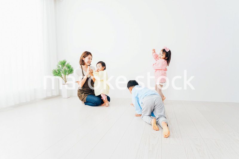 幼稚園で遊ぶ子どもたちと保育士