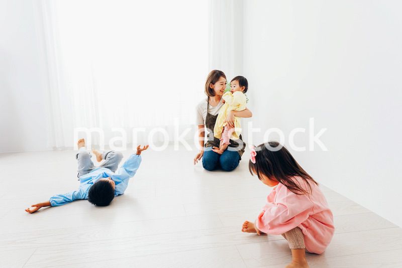 幼稚園で遊ぶ子どもたちと保育士