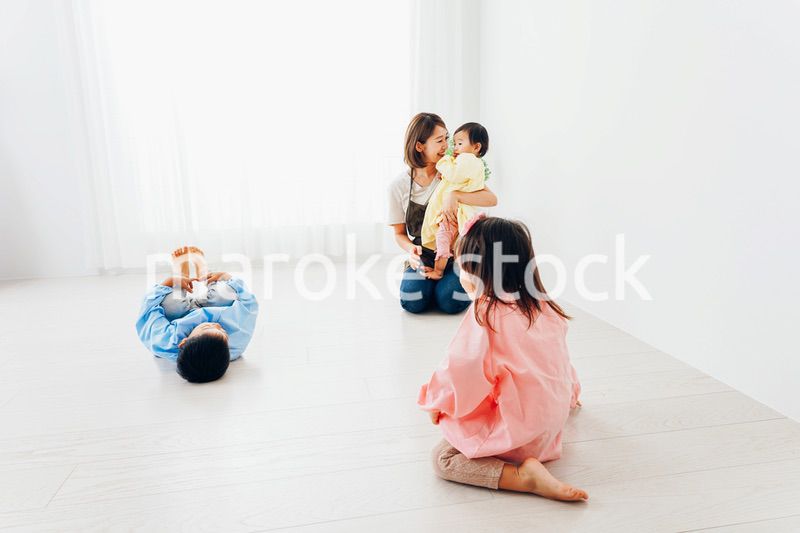 幼稚園で遊ぶ子どもたちと保育士