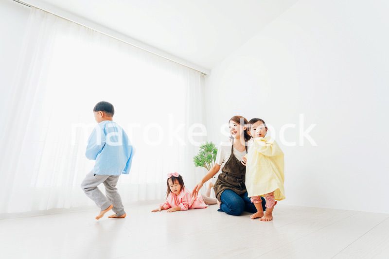 幼稚園で遊ぶ子どもたちと保育士