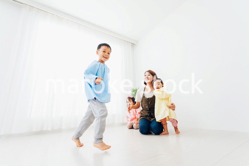 幼稚園で遊ぶ子どもたちと保育士