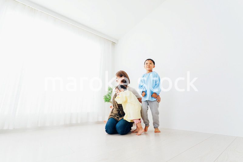 幼稚園で遊ぶ子どもたちと保育士