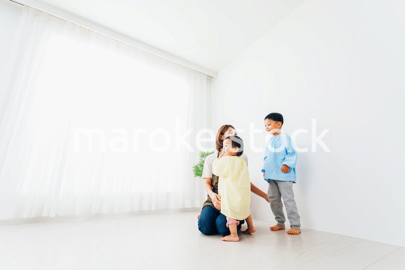 幼稚園で遊ぶ子どもたちと保育士