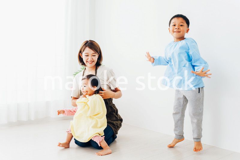 幼稚園で遊ぶ子どもたちと保育士