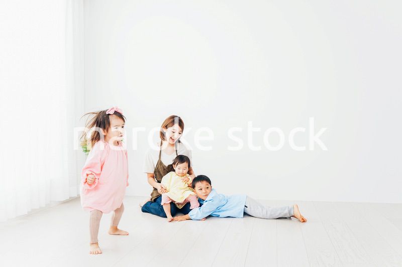 幼稚園で遊ぶ子どもたちと保育士