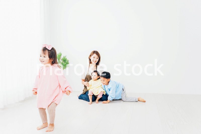 幼稚園で遊ぶ子どもたちと保育士