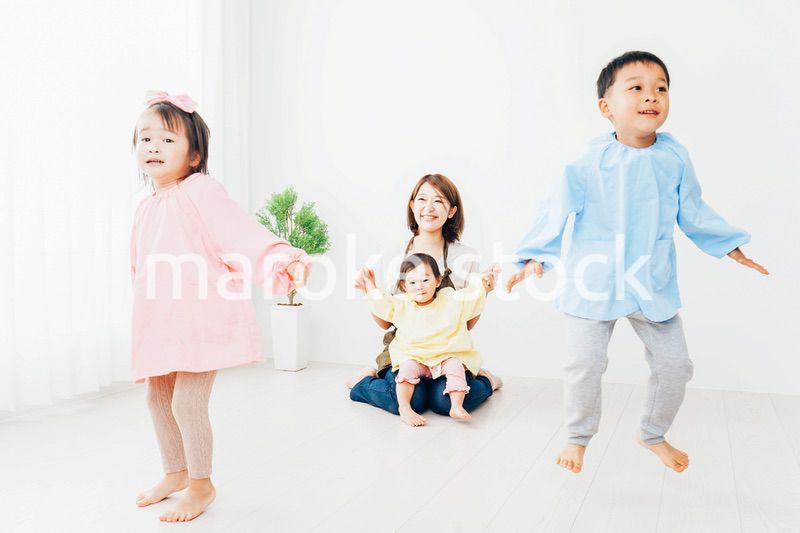 幼稚園で遊ぶ子どもたちと保育士